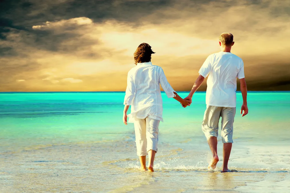 Couple_walking-on-the-beach.png